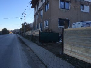 Objekt dostal aj stavebné oplotenie