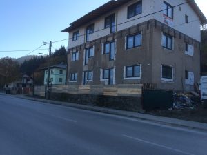 Objekt dostal aj stavebné oplotenie