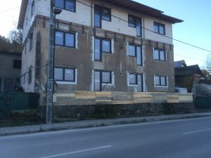 Objekt dostal aj stavebné oplotenie
