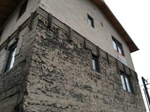 Stará fasáda musela dole...tiež pekná makačka