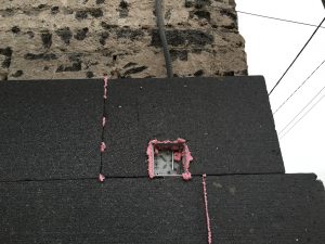 Skrinka pre bleskozvod zapustený do zateplenia